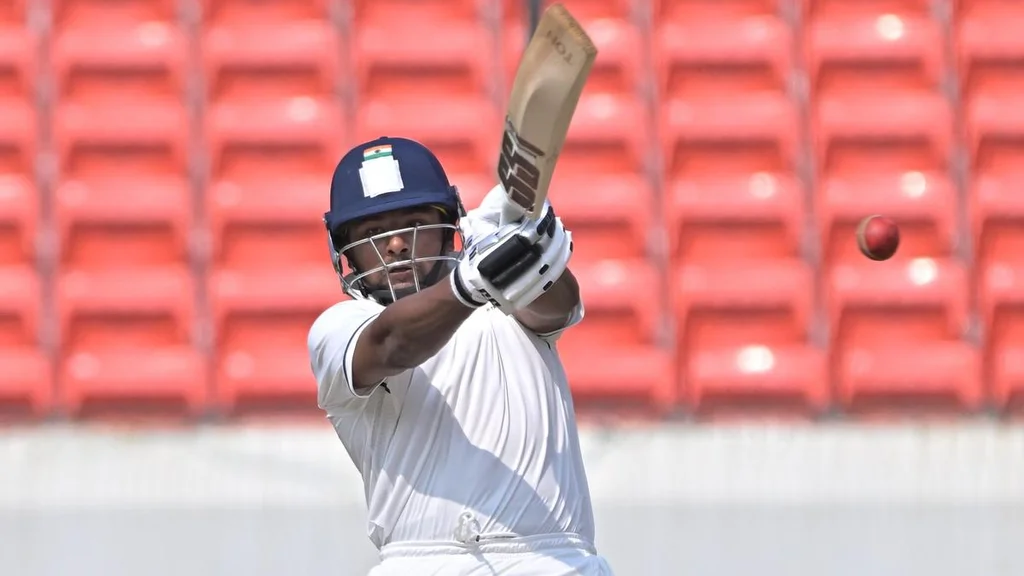 തകർപ്പൻ പ്രകടനങ്ങൾക്ക് പിന്നിൽ അസറുദ്ദീന്‍; നന്ദി പറഞ്ഞ് സർഫറാസ് ഖാൻ