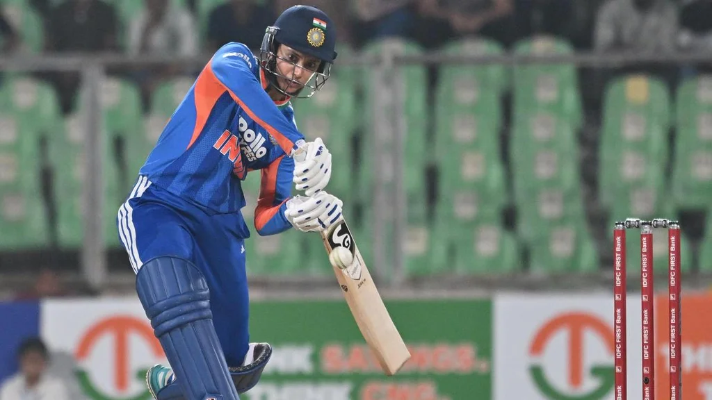 കളിക്കളത്തിലെ സൗന്ദര്യം: സ്മൃതി മന്ദാനയിൽ ഗോവറെ കണ്ട രത്നായകെ